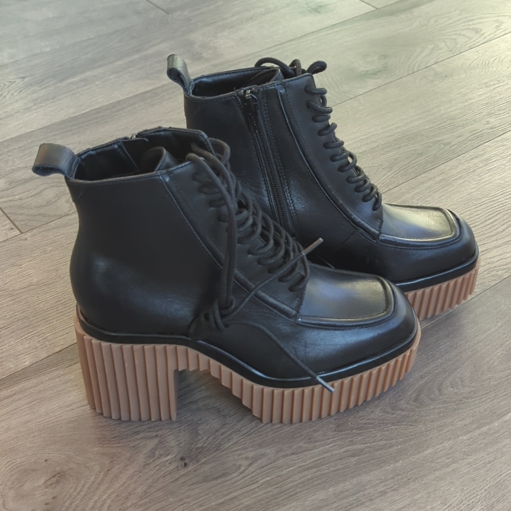 New Gianni Bini Platform Boots 7M